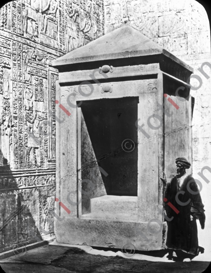 Im Inneren des Tempels von Edfu | Inside the Temple of Edfu (foticon-simon-008-065-sw.jpg)